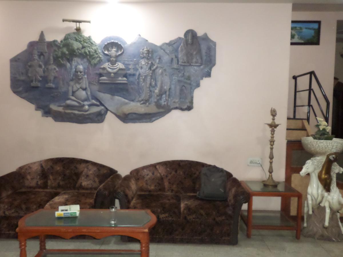 Hotel Ambessador Executive Solapur Esterno foto