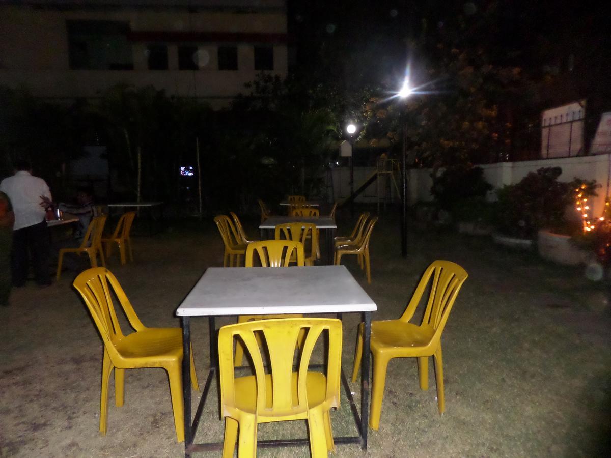 Hotel Ambessador Executive Solapur Esterno foto