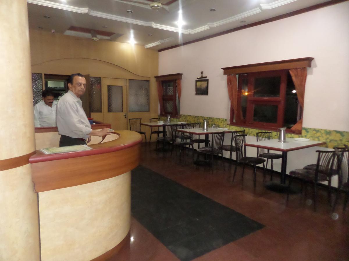 Hotel Ambessador Executive Solapur Esterno foto