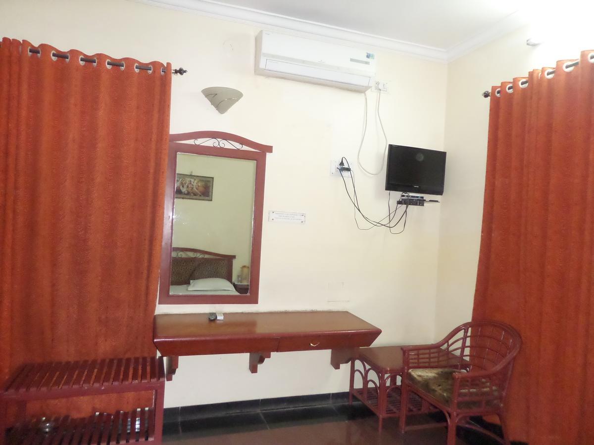 Hotel Ambessador Executive Solapur Esterno foto