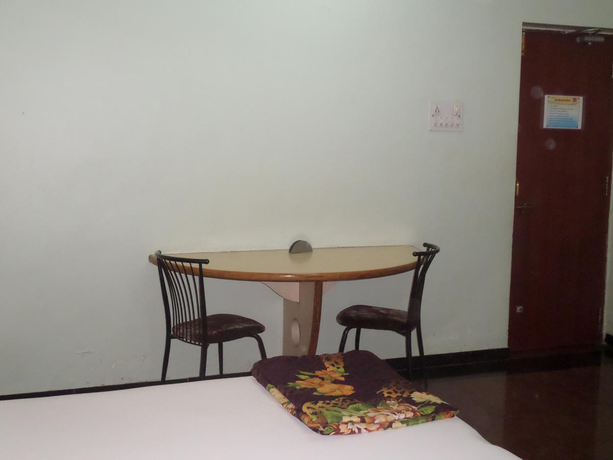 Hotel Ambessador Executive Solapur Esterno foto