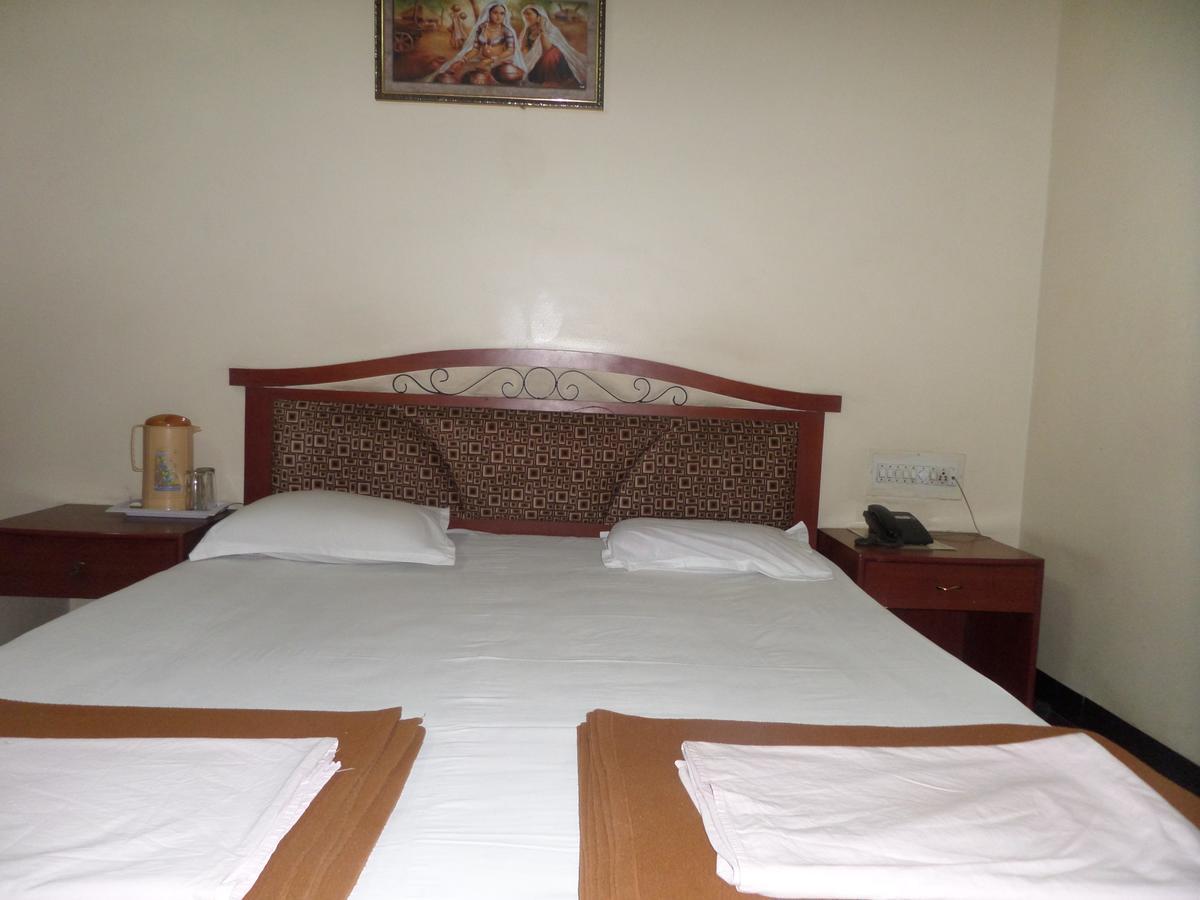 Hotel Ambessador Executive Solapur Esterno foto