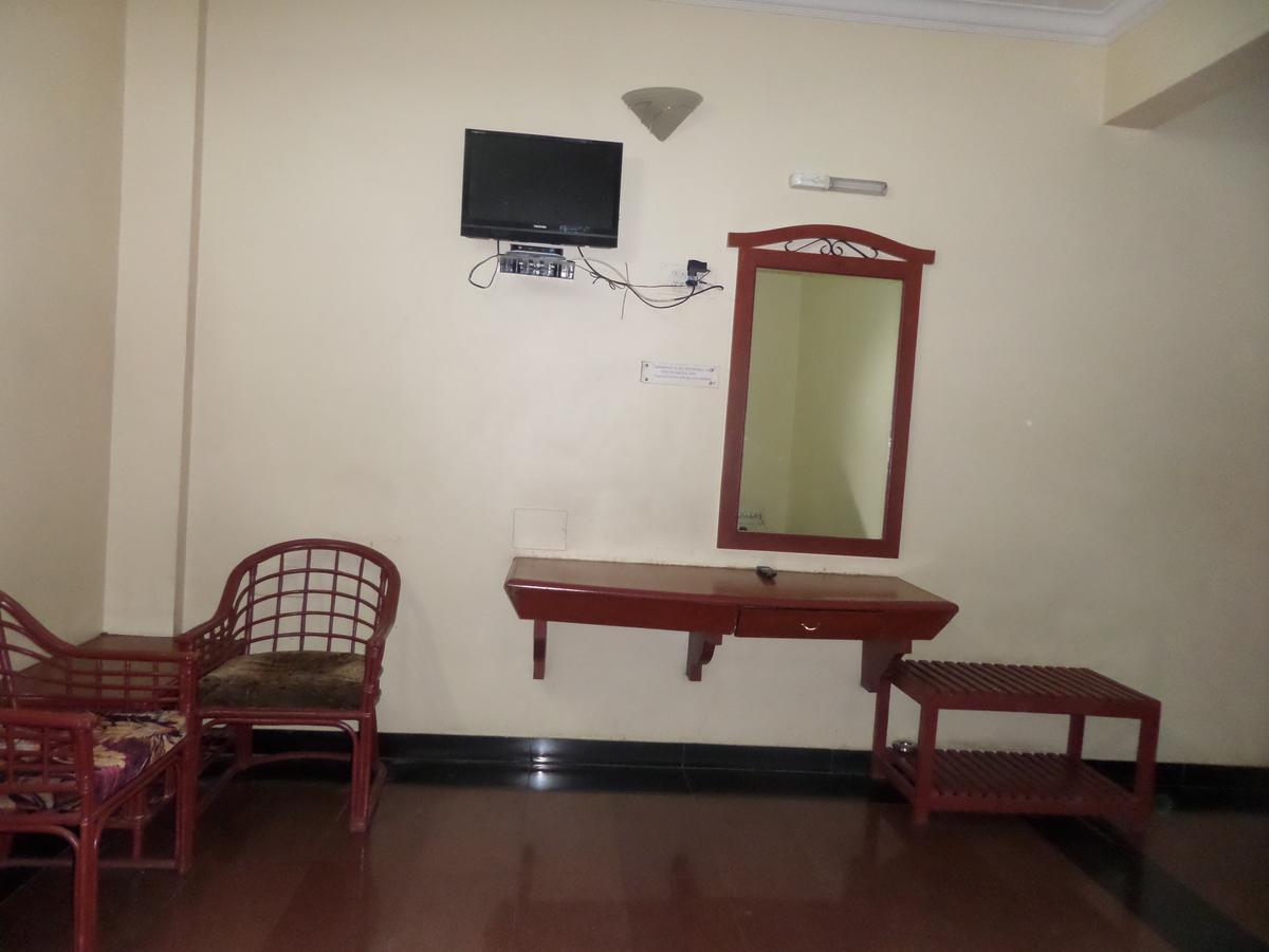 Hotel Ambessador Executive Solapur Esterno foto