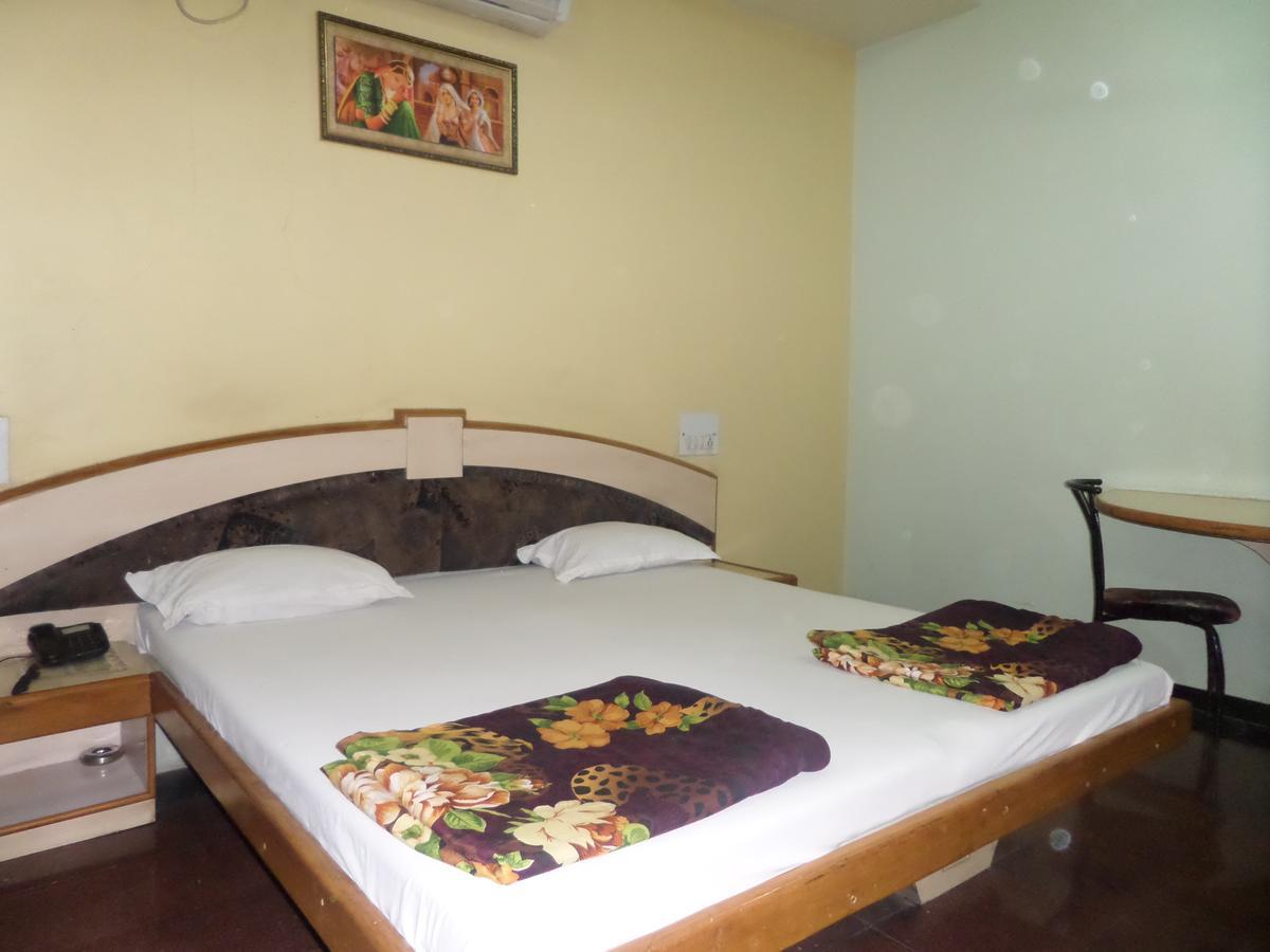 Hotel Ambessador Executive Solapur Esterno foto